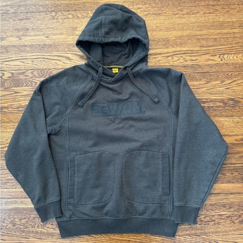 #552 DEWALT WORK HOODIE. Size Medium. This hoodie is thick and comfortable